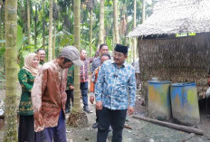 Kunjungi Warga Kurang Mampu, Ada yang Hidup Sebatangkara di Gubuk Reot