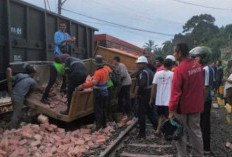 Truk Batu Bata Dihantam Kereta Api Babaranjang 