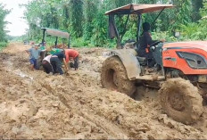 Warga Angkut Jenazah Menggunakan Jonder Sawit