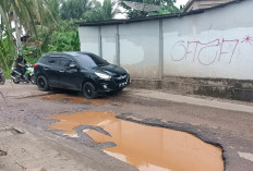 Jalan Guru Muchtar Kota Jambi Rusak Parah, Warga Sebut Tak Kunjung Diperbaiki