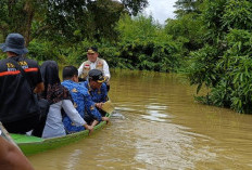 Al Haris Tinjau Banjir Gunakan Perahu 