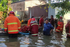 Tim Pemadam Lalui Lokasi Banjir, Upaya Padamkan Api di Sijenjang
