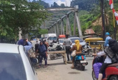 Warga Kerinci Tutup Jalan Nasional di Muara Emat