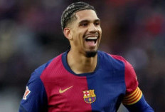 Hansi Flick Pastikan Ronald Araujo Bertahan di Barcelona