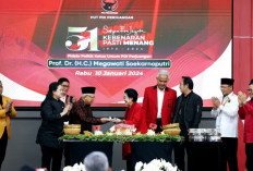 Megawati Beri Potongan Pertama Tumpeng HUT PDIP untuk Ma’ruf Amin