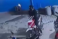 Motor Pak RT Dicuri Saat Salat Aksi Pelaku  Terekam CCTV