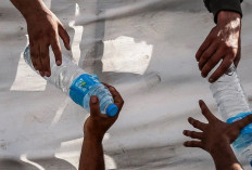 Warga Gaza Terpaksa Minum Air Kotor Akibat Serangan Israel yang Terus Berlanjut