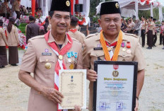 Pj Bupati Raden Najmi dan Sekda Budhi Hartono Terima Piagam Penghargaan Pramuka