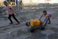 Warga Gaza Mengantri Panjang Hanya Untuk Dapatkan Tiga Botol Air Asin
