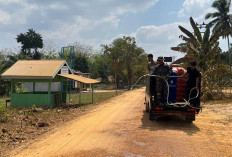 Manfaatkan Pembuatan Air Sumur Bor, Satgas TMMD ke-121Kodim 0415/Jambi Bersihkan Debu di Jalan