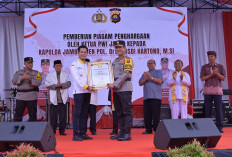 Peringatan HPN 2024, Kapolda Jambi Terima Penghargaan dari Ketua PWI Kota Jambi 
