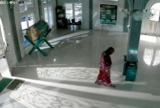 Nyamar! Aksi Pencurian Kotak Amal di 2 Masjid Jambi Terekam CCTV, Pelaku Gunakan Kerudung Perempuan