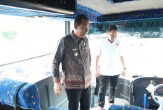 Bupati BBS Hibahkan Bus Operasional ke Koni Muaro Jambi, Dukung Kemajuan Olahraga
