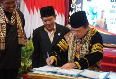 Al Haris dan Hesnidar Haris Dianugerahi Gelar Adat Nagari Paninggahan Solok