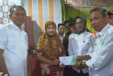 Wabup Muaro Jambi Serahkan Bantuan untuk Korban Kebakaran di Kasang Kumpeh