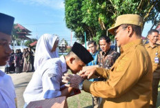 Senangnya Siswa Sekolah Rakyat Kecamatan Jambi Selatan Menerima Bantuan Sepatu Gratis dari Pemkot Jambi 