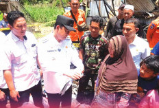 Bupati BBS Berikan Bantuan Kepada Korban Kebakaran di Desa Sakean