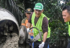 Bupati Hurmin Langsung Pimpin Gotong Royong Perbaiki Jembatan Hampir Ambruk