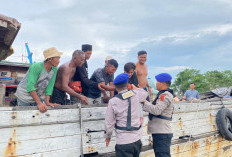 Ditpolairud Polda Jambi Bagikan Takjil  Untuk Nelayan dan Masyarakat  Perairan di Bulan Ramadan