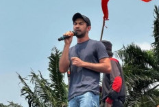 Reza Rahadian Turun ke Jalan, Bergabung dalam Aksi Demo RUU Pilkada di Depan Gedung DPR