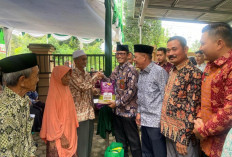 BUMD Bersama Teras Mandiri Serahkan Bansos untuk Warga Batanghari