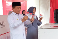 Gubernur Al Haris dan Istri  Mencoblos di TPS 16 Kenali Besar Kota Jambi