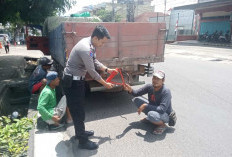 Gencar Edukasi Sopir Truk, Satlantas Polresta Jambi Berikan Segitiga Pengaman