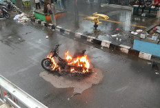 Motor Terbakar di Tugu Keris, Damkartan Sigap Bantu Padamkan
