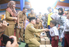 Gubernur Jambi Serahkan Bantuan Peralatan dan SPP, Program Dumisake Pendidikan di Merangin