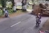 Viral Truk Terguling Akibat Hindari Anak Kecil di Tengah Jalan, Warganet Perdebatkan Siapa yang Bersalah