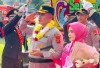 Mulai Tugas di Sarolangun,  AKBP Wendi Disambut Tradisi Pedang Pora