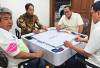 Dua Menteri dan Pembalak Liar Main Domino