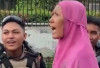 Ibu Berjilbab Pink Berkebutuhan Khusus