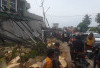 Tengah Malam, Pohon Raksasa Tumbang dan Rusak Ruko di Rawasari Jambi