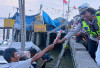Sambut HUT RI, Satlantas Polres Tanjab Timur Bagikan Bendera dan Bunga ke Pengendara dan Nelayan