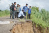 Jalan di Desa Dusun Mudo Longsor, Pj Bupati Raden Najmi Turun ke Lokasi