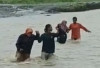 Perjuangan Guru: Seberangi Sungai Deras Setiap Hari Demi Mengajar Anak Negeri