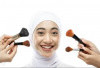 Membersihkan Brush Make Up