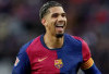 Hansi Flick Pastikan Ronald Araujo Bertahan di Barcelona