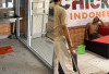 Aksi Pria Diduga ODGJ Pecahkan Kaca dan Masuk Restoran Cepat Saji, Pengunjung Panik