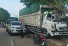 Truk Tronton Hantam Empat Kendaraan dan Tiga Kios