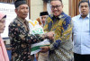 Wako Alfin Serahkan Bantuan Pangan Beras Bagi 4520 Keluarga